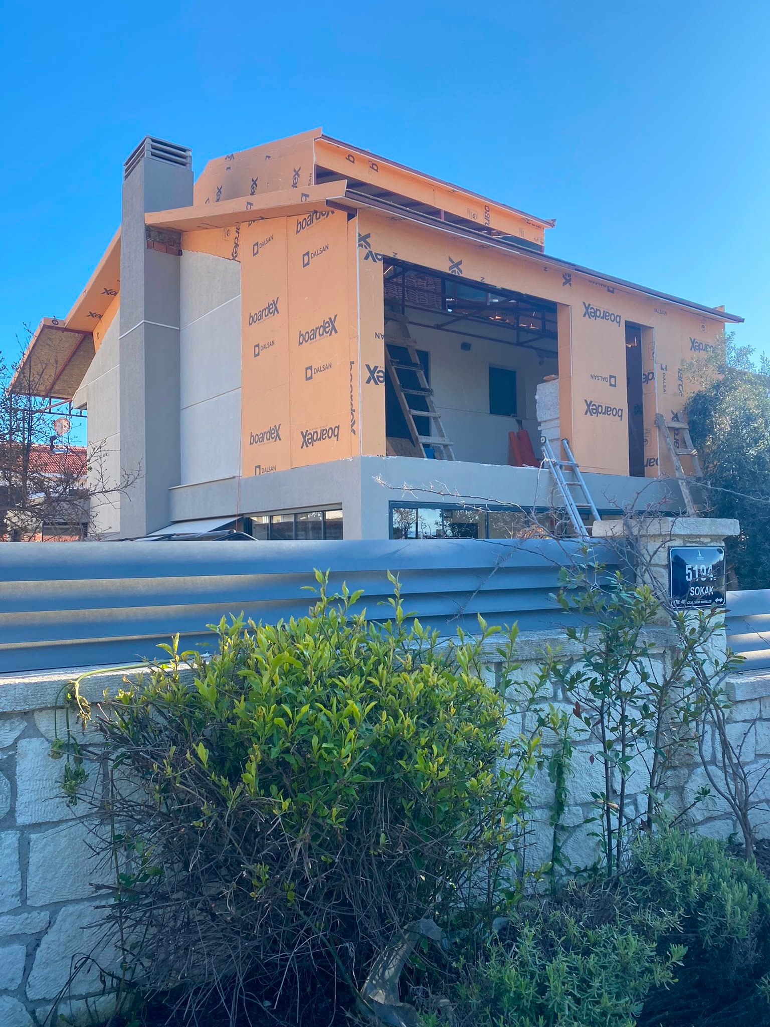 Villa Dış Cephe Gölgelendirme ve Çit Sistemi Montaj Süreci